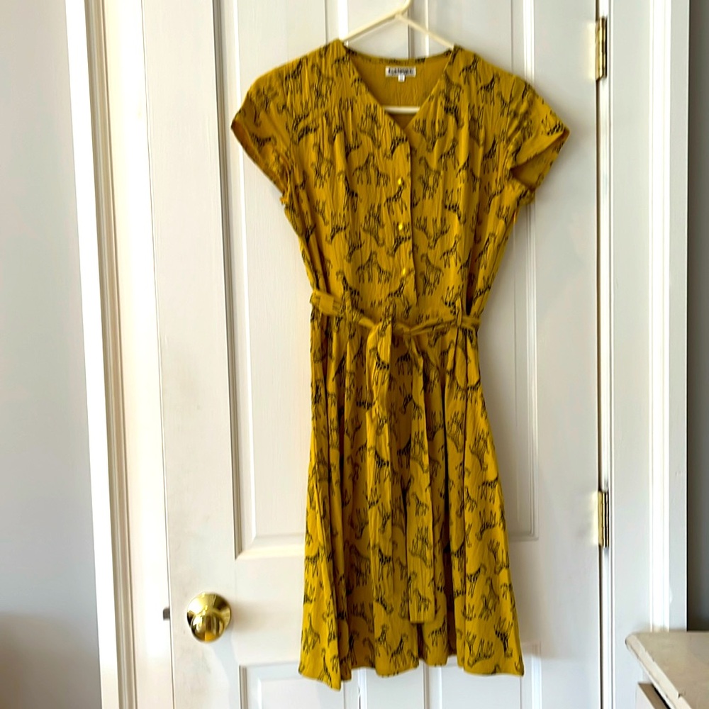 Fun giraffe motif belted side zip short-sleeved dress, never worn.